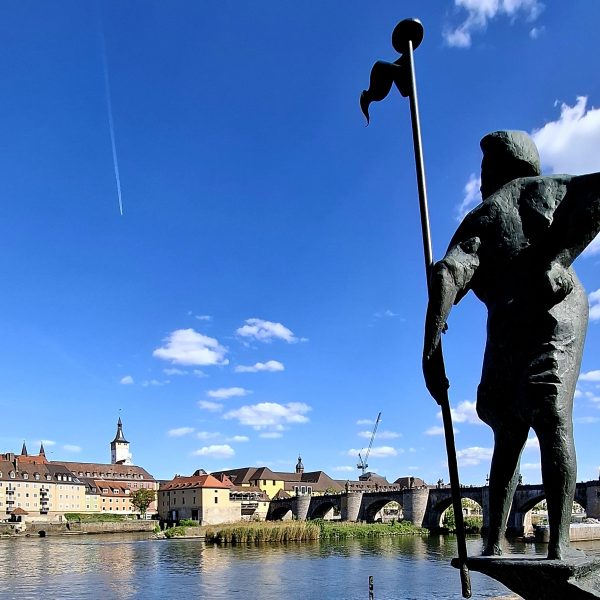06_GROB_Mainviertel_Statue der Fischerzunft leonhard Frank Promenade_Foto Thomas Grob